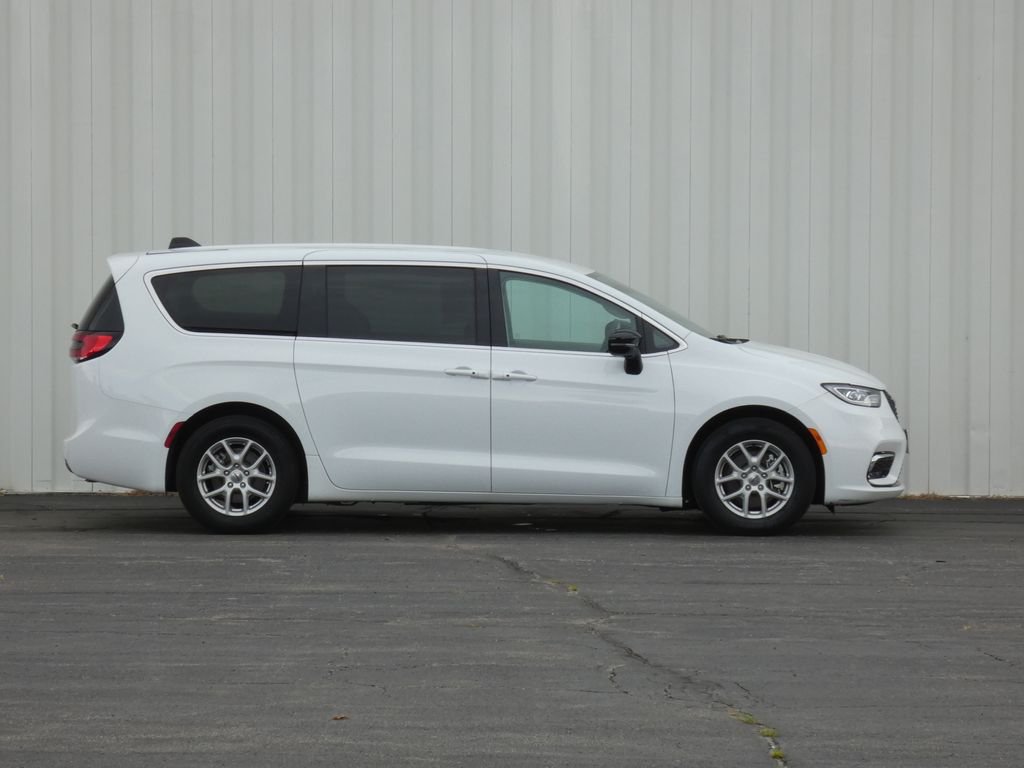Used 2024 Chrysler Pacifica Touring L with VIN 2C4RC1BG2RR118990 for sale in Kansas City