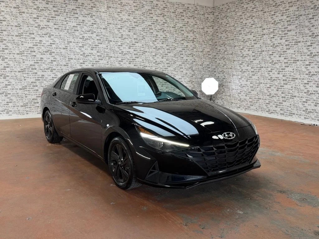 Used 2023 Phantom Black Hyundai SEL image 1