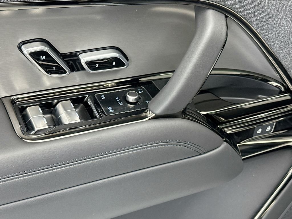New 2026 Santorini Black Land Rover Dynamic SE image 22