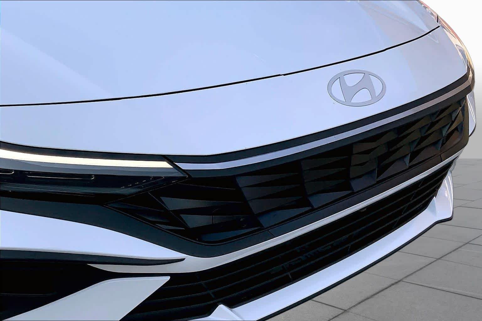 Used 2025 Serenity White Hyundai SE image 31