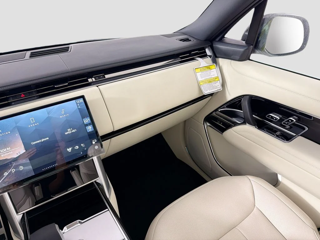 New 2026 Ostuni Pearl White Land Rover SE image 25