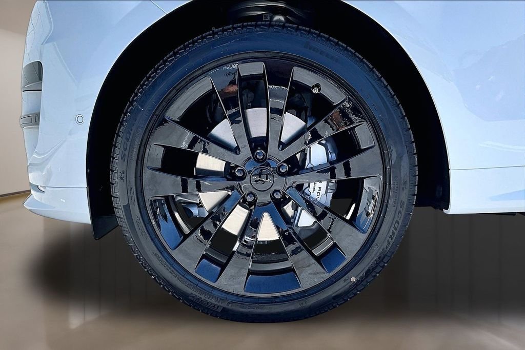 New 2026 FUJI WHITE Land Rover Dynamic SE image 13