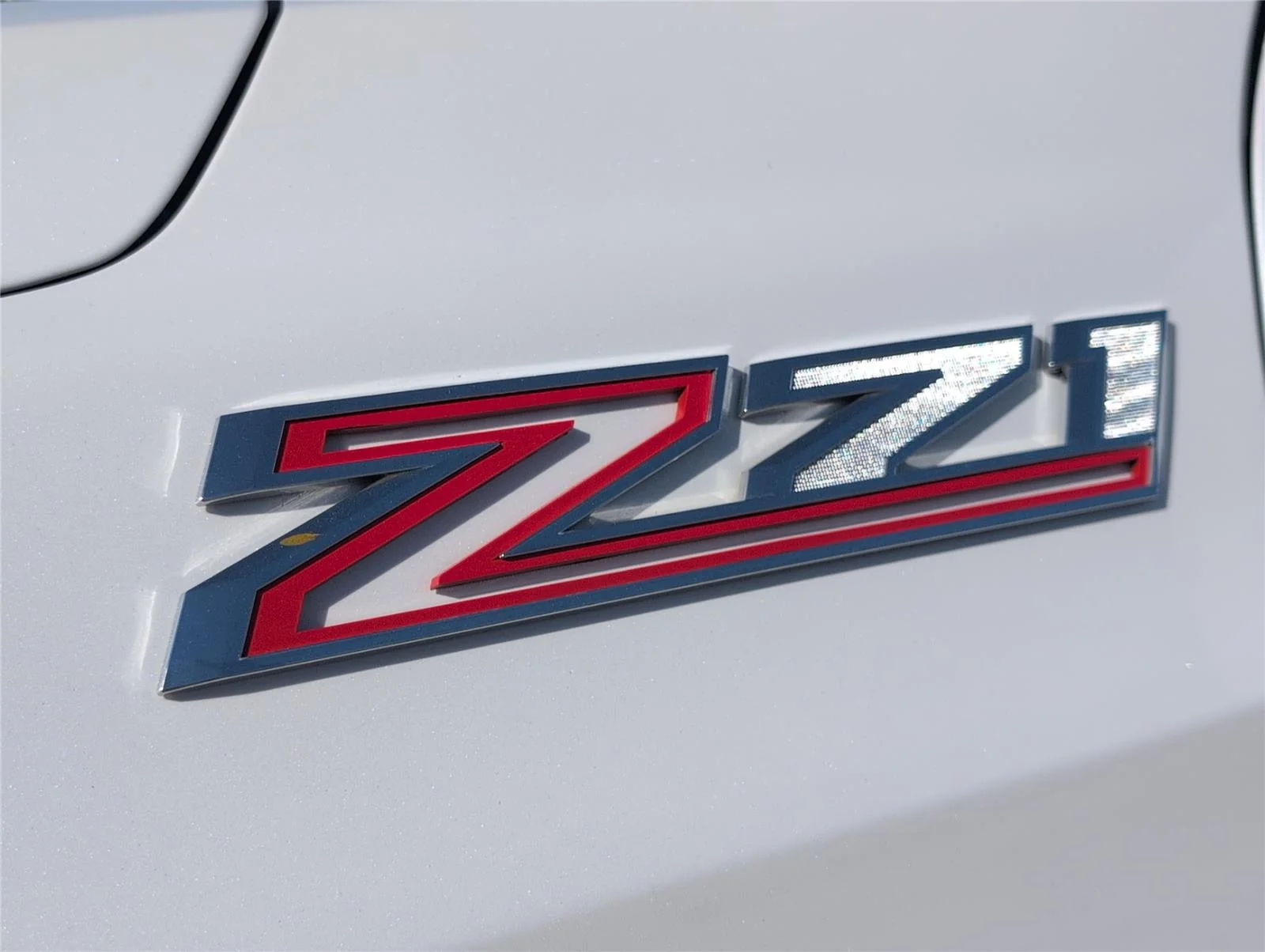 Used 2025 Iridescent Pearl Tricoat Chevrolet Z71 image 33