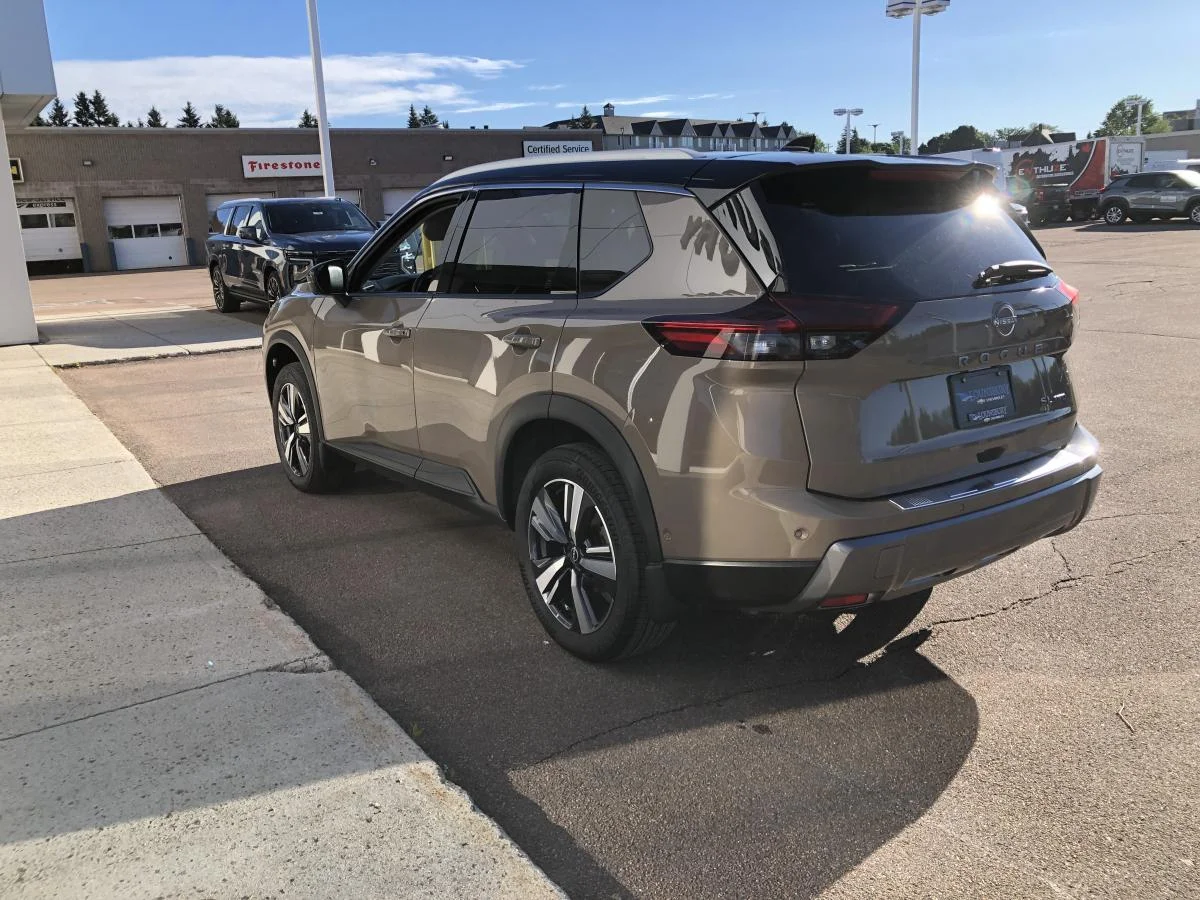 Used 2024 Brown Nissan Awd Sl image 5