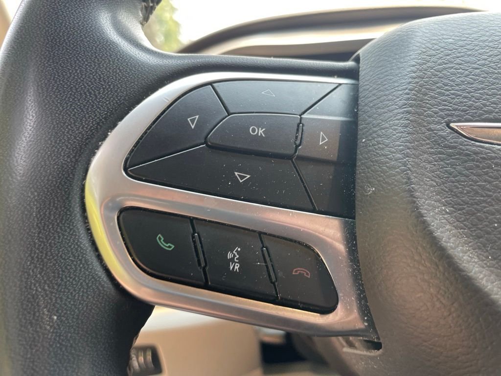 Used 2022 Ceramic Gray Clearcoat Chrysler Touring L image 13