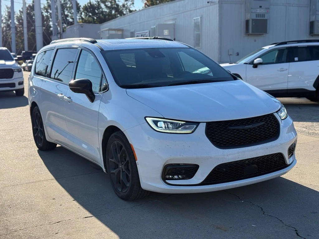 Used 2024 White Chrysler Limited image 4