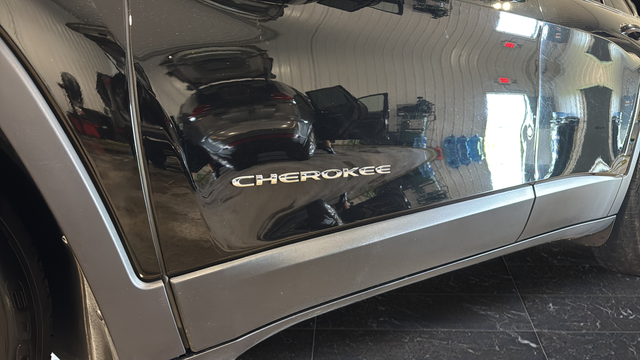Used 2018 Diamond Black Crystal Pearlcoat Jeep Latitude Plus image 34