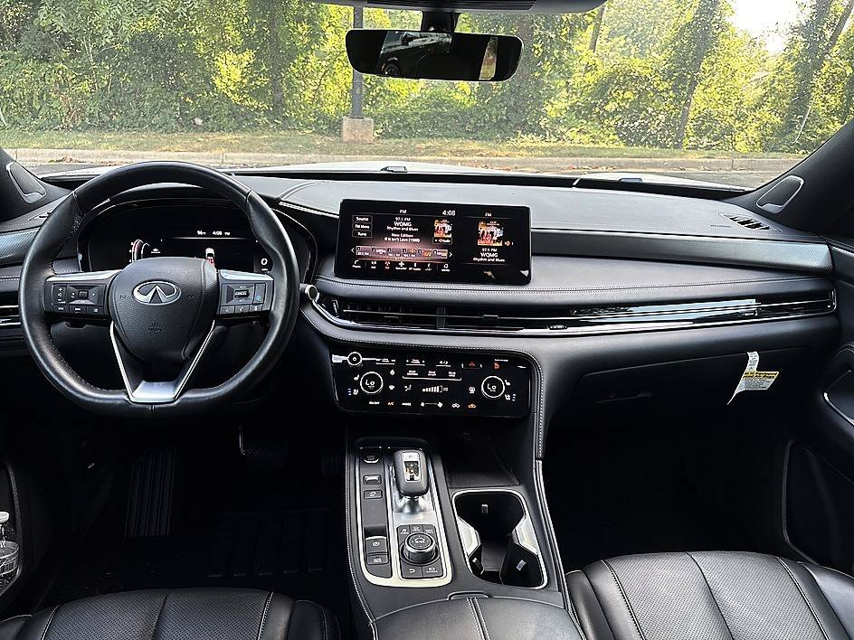 Used 2025 Majestic White INFINITI LUXE image 19