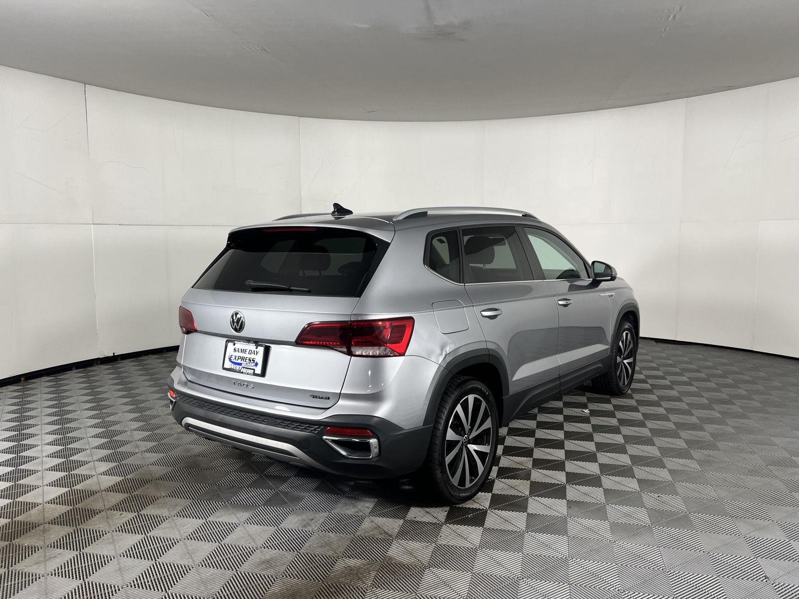 Used 2022 Pyrite Silver Metallic Volkswagen SE image 7