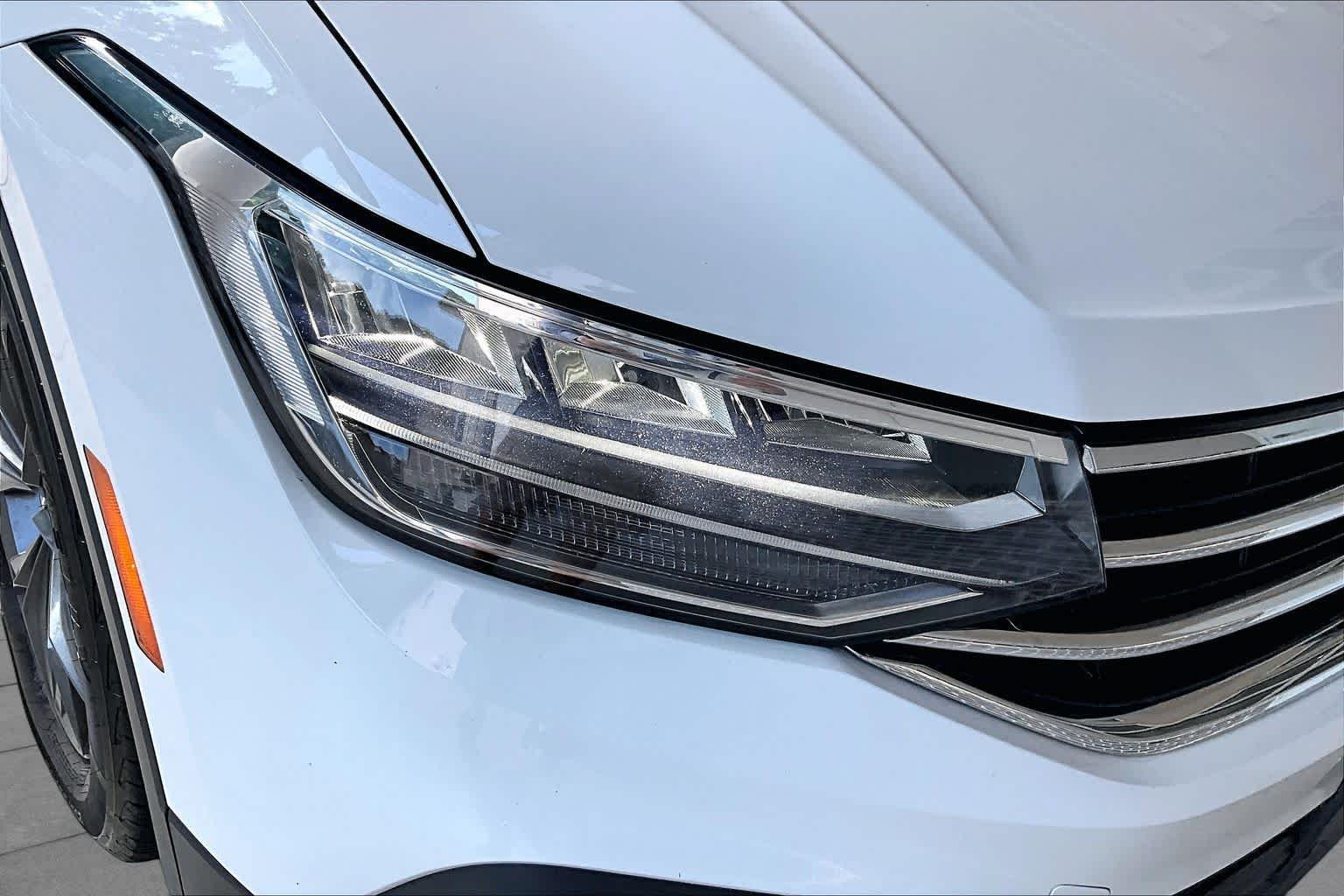 Used 2022 Pure White Volkswagen SE image 28