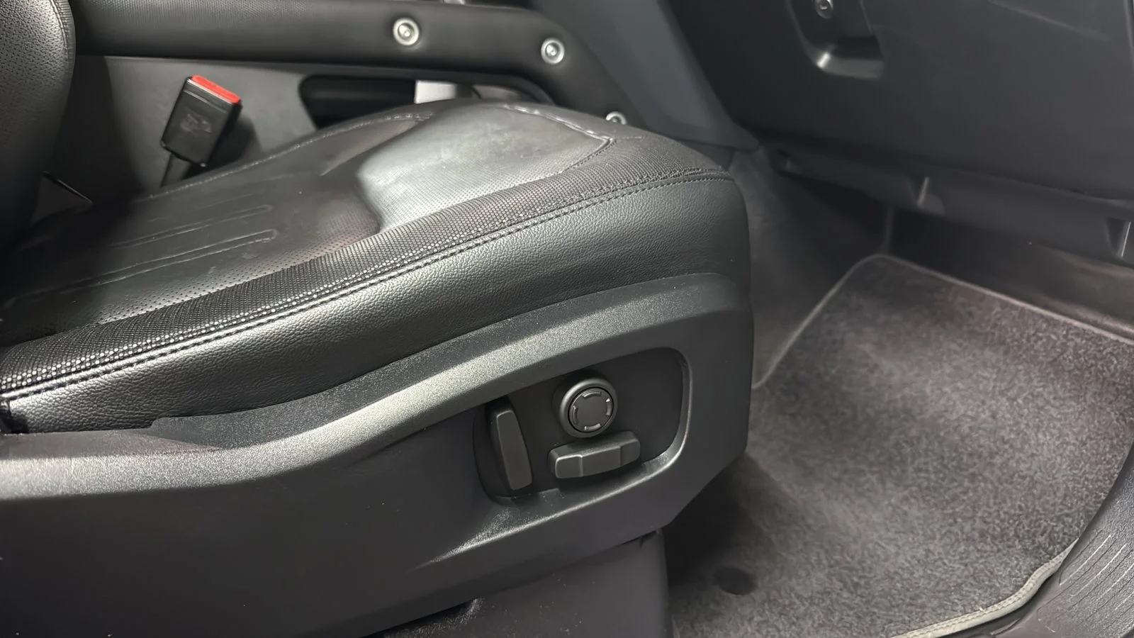 Used 2021  Land Rover X-Dynamic SE image 24