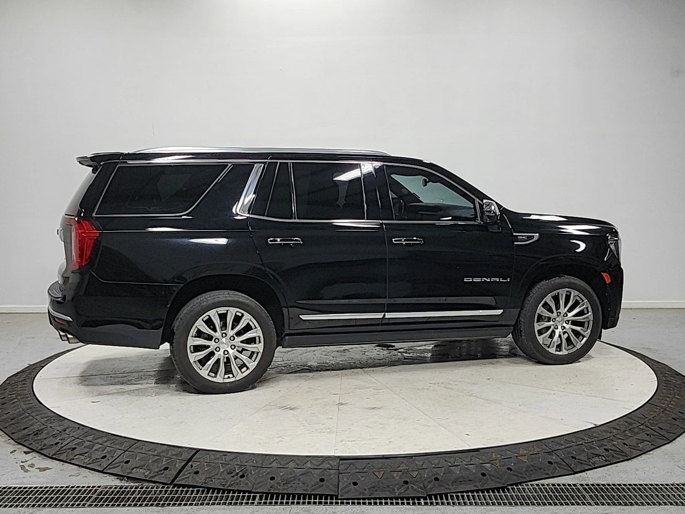 Used 2022 Black GMC Denali image 8
