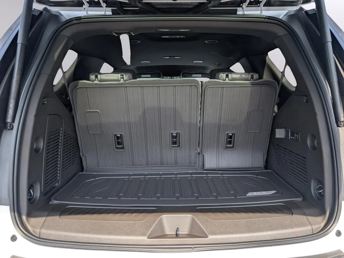 New 2026 Summit White GMC Elevation image 30