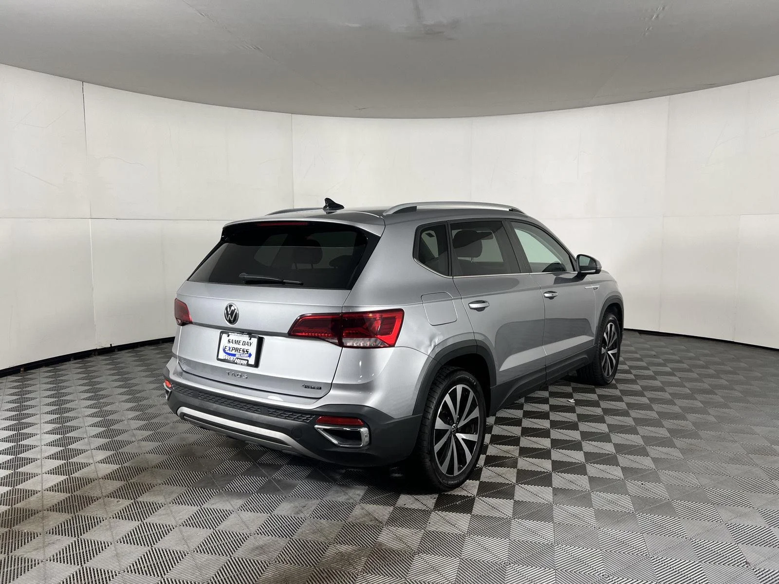 Used 2022 Gy Volkswagen SE image 7