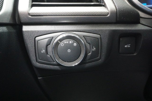 Used 2020 GREY Ford SE image 27