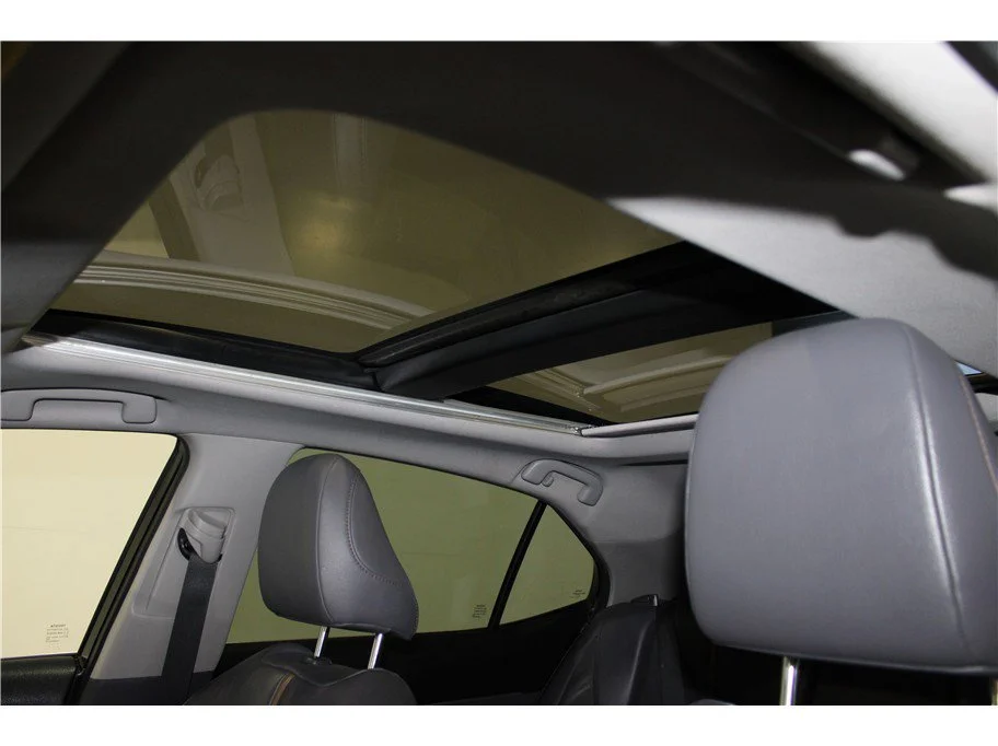 Used 2018 Silver Toyota XLE Sedan 4D image 30