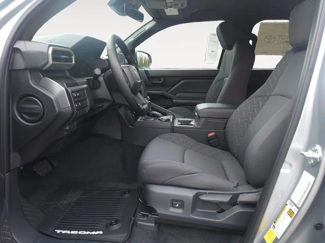 2025 Toyota Tacoma SR5 - Photo 9