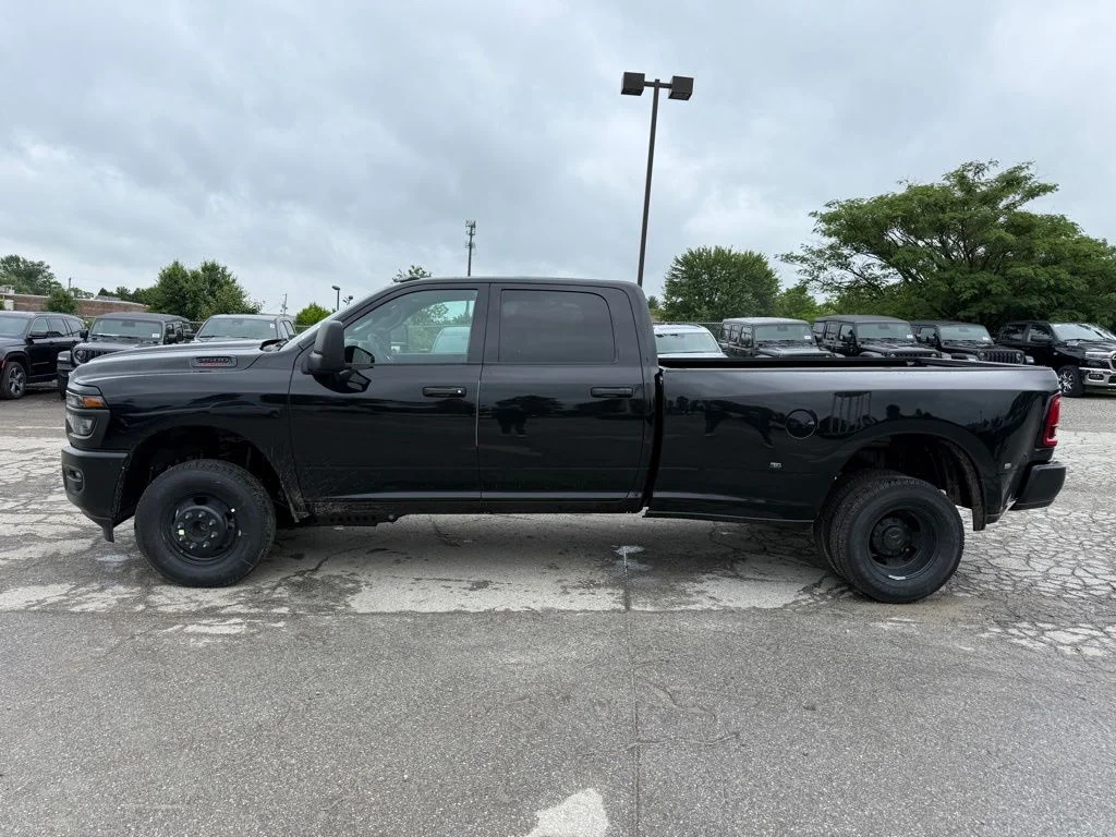 New 2026 Diamond Black Crystal Pearl-Coat Exterior Paint RAM Tradesman image 10