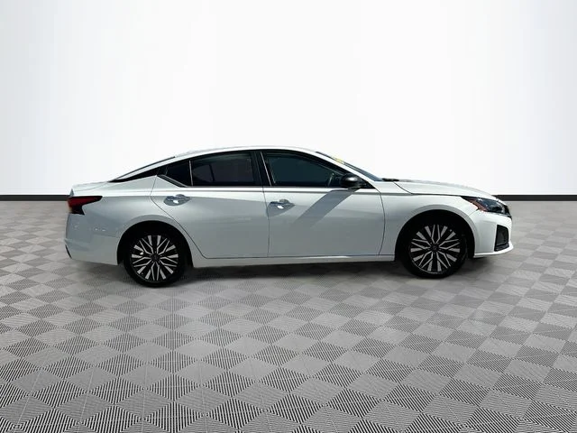Used 2025 White Nissan 2.5 SV image 4
