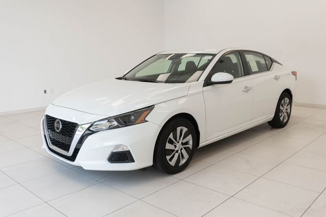 Used 2022 White Nissan 2.5 S image 6