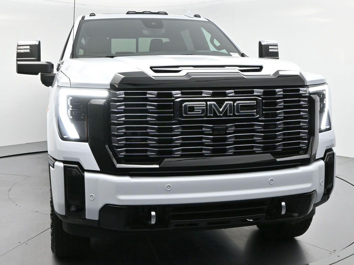 Used 2026 Glacier White Tricoat GMC Denali Ultimate image 2
