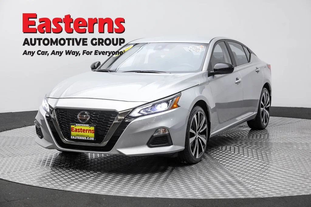 Used 2022 Silver Nissan 2.5 SR image 1