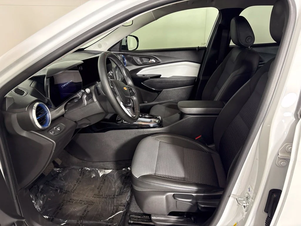 Used 2025 White Chevrolet LT image 28