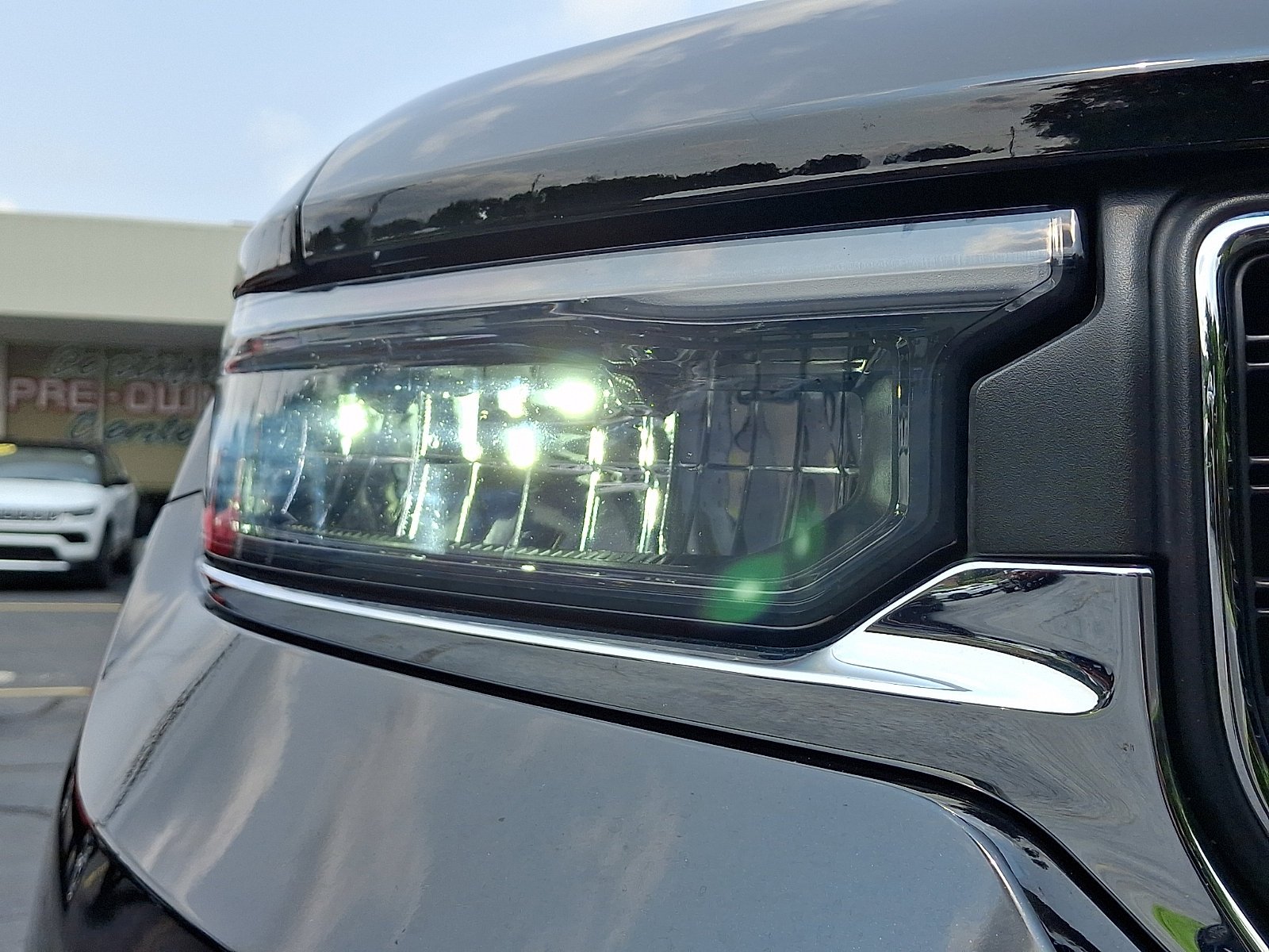 Certified Used 2024 Diamond Black Crystal Pearlcoat Jeep Laredo X image 9
