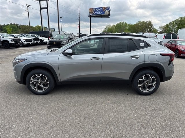 2025 Chevrolet Trax LT photo 2