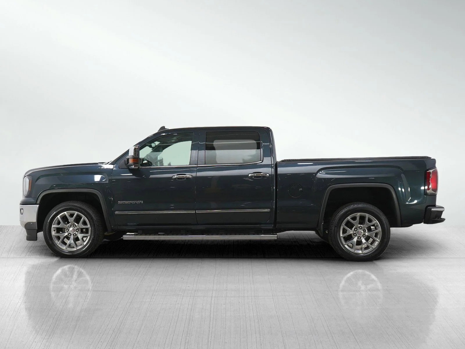 Used 2018 GMC Sierra 1500 SLT with VIN 3GTU2NEJXJG231642 for sale in Roseville, Minnesota