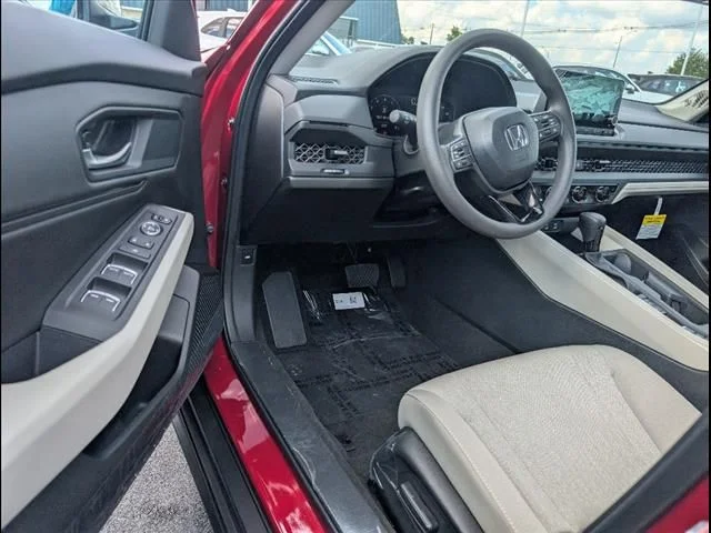 Used 2025  Honda SE image 6