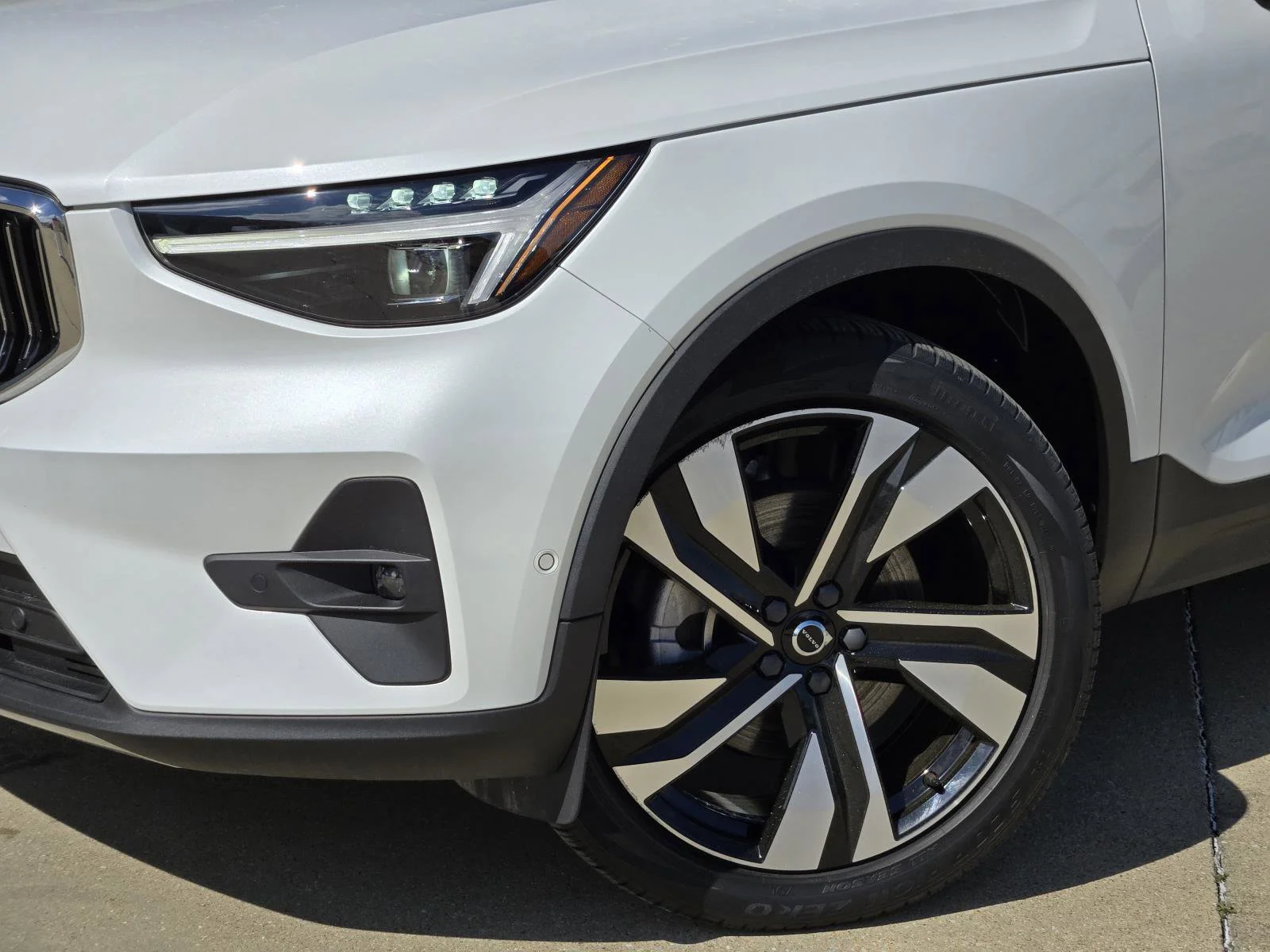 Used 2023 Crystal White Volvo Ultimate Bright Theme image 7