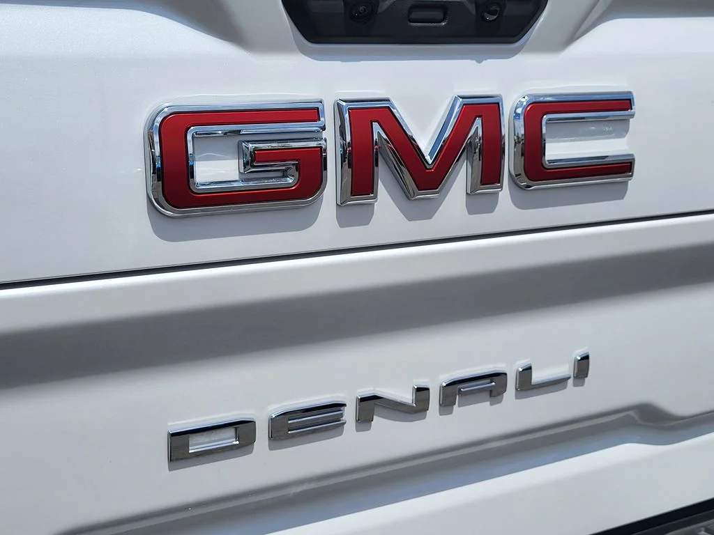 Used 2024 White Frost Tricoat GMC Denali image 8