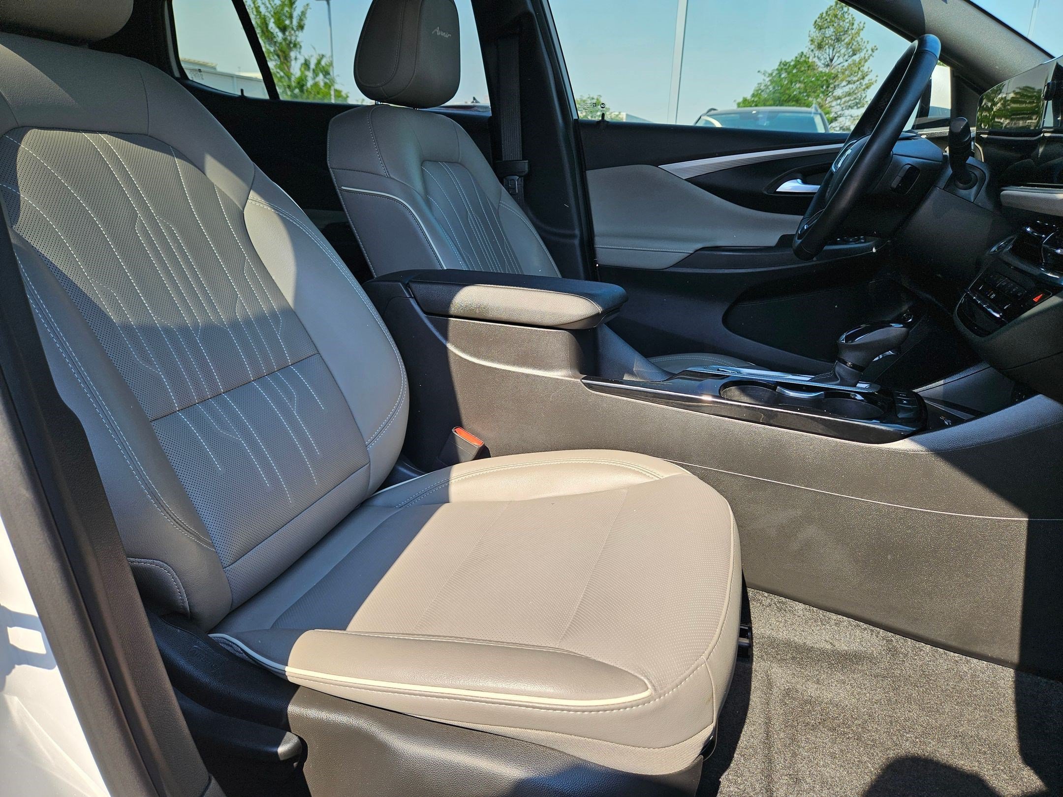 Used 2025 White Frost Tricoat Buick Avenir image 33