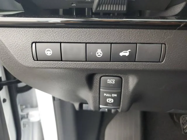 New 2025 Two-tone Everest White TriCoat / Super Black Nissan SL image 30