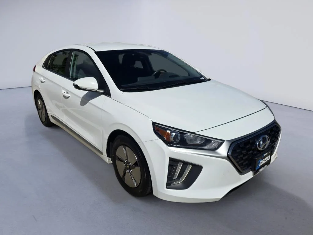 Used 2021 Ceramic White Hyundai SE image 7