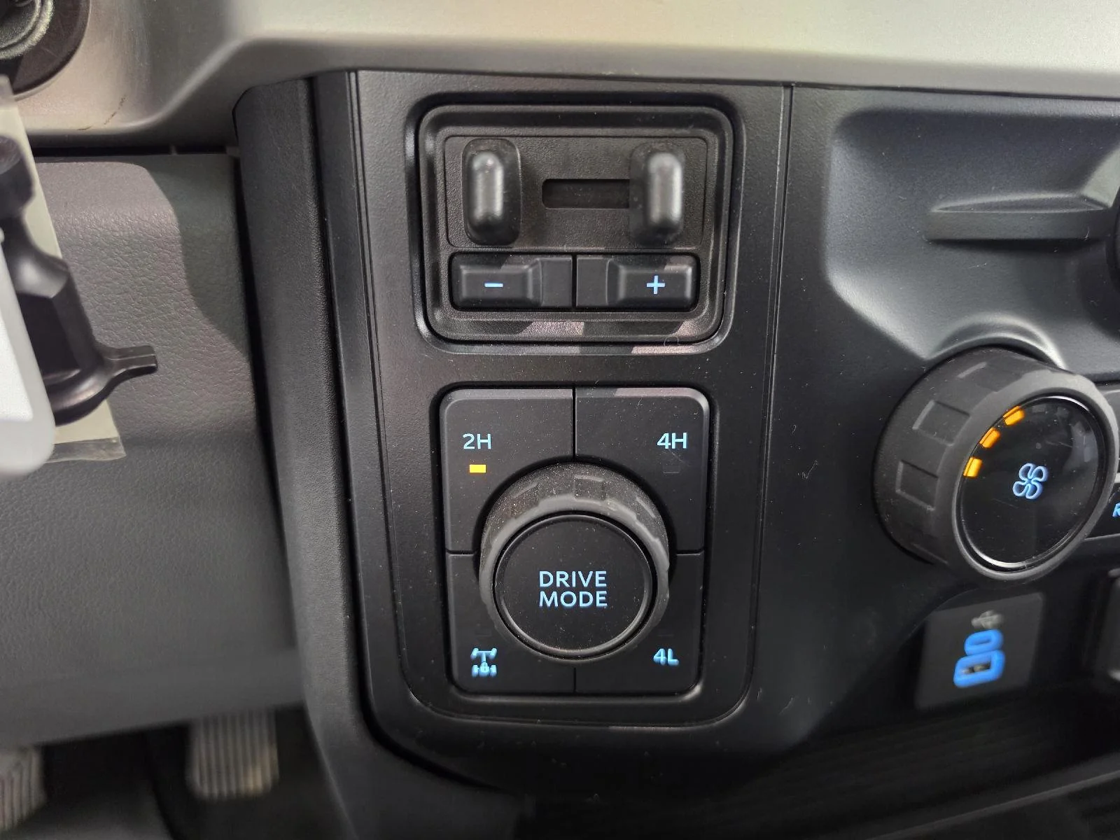 Used 2024 Agate Black Ford XLT image 19