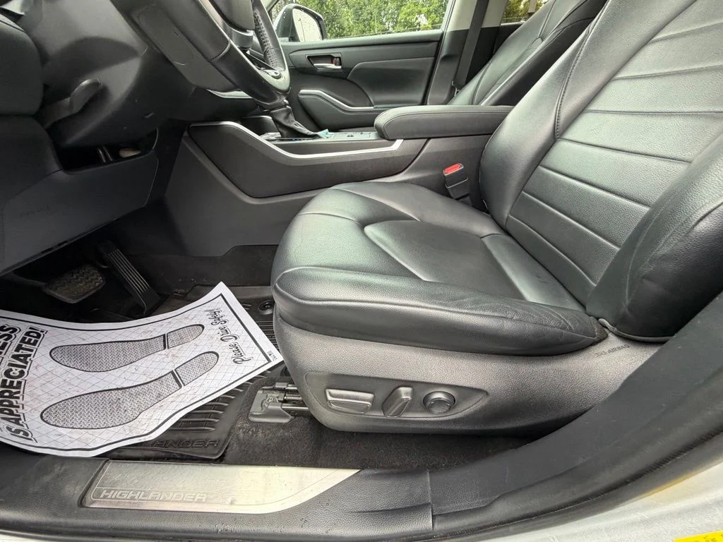 Used 2021 Silver Toyota XLE image 11