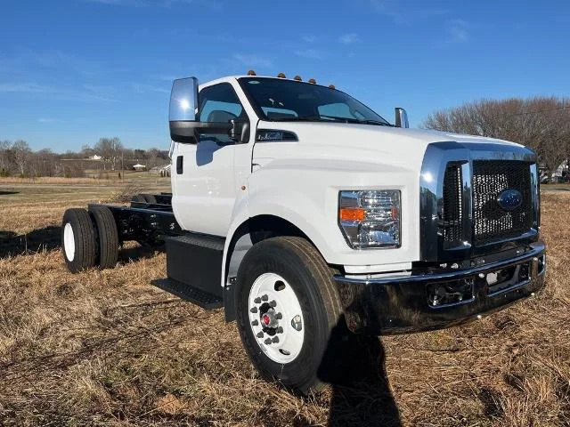 New 2025 Oxford White Ford F-750 SD Gas Straight Frame image 19