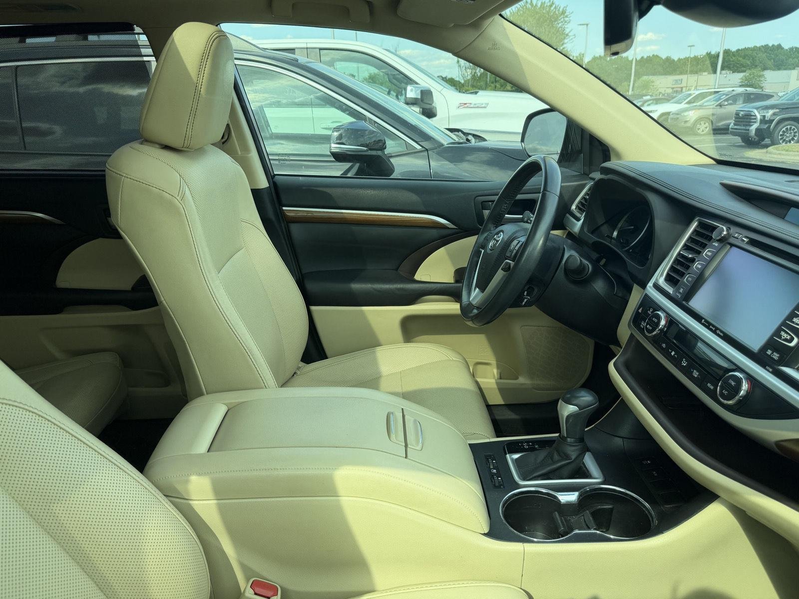 Used 2017 Blizzard Pearl Toyota Limited image 13