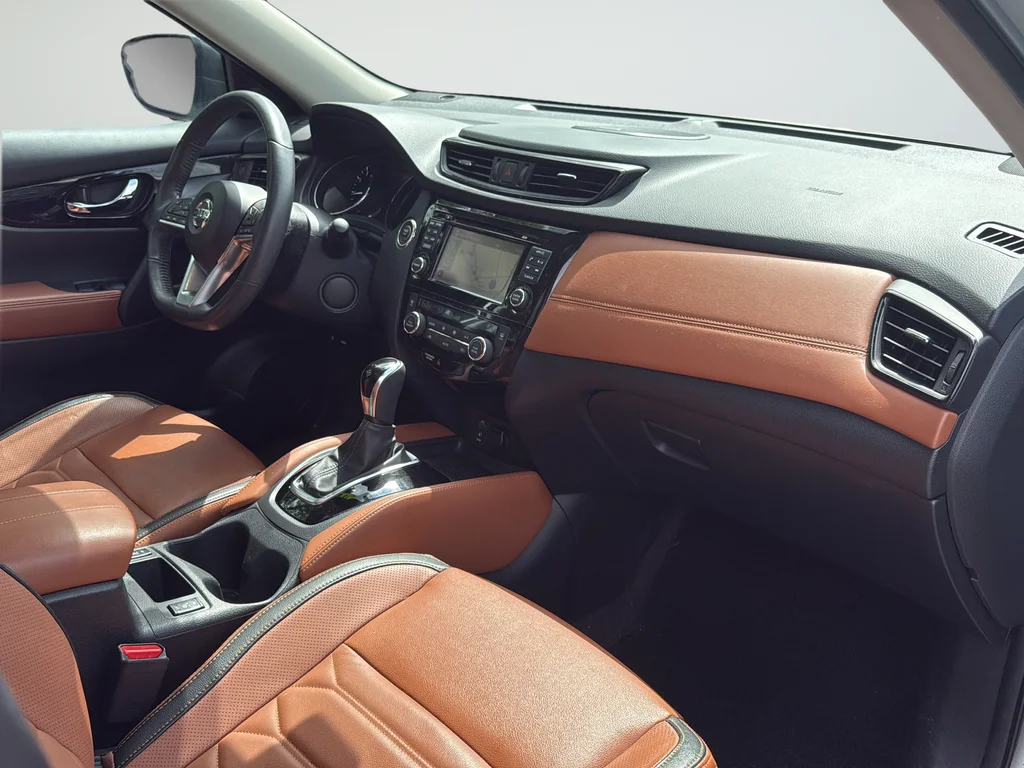 Used 2017 Silver Nissan SL image 20