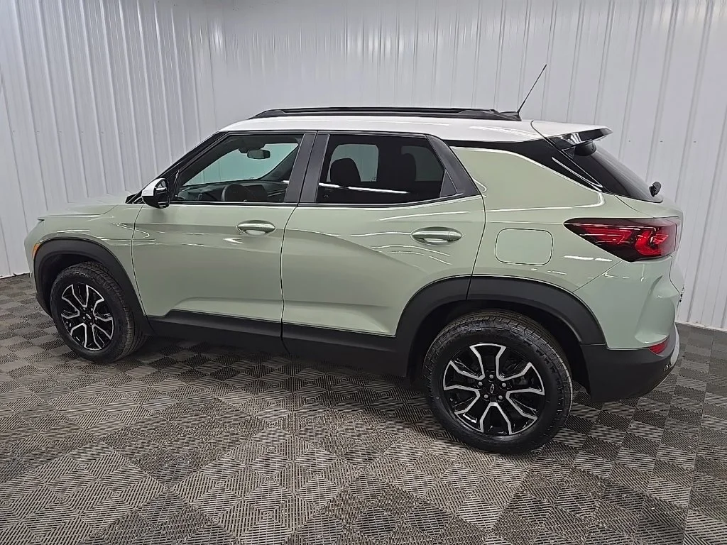 Used 2025 Green Chevrolet ACTIV image 4