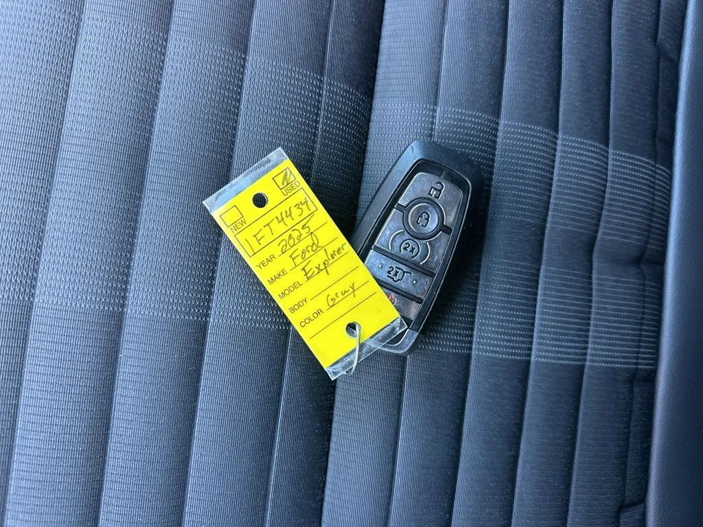 Used 2025 Gray Ford ST-Line image 37