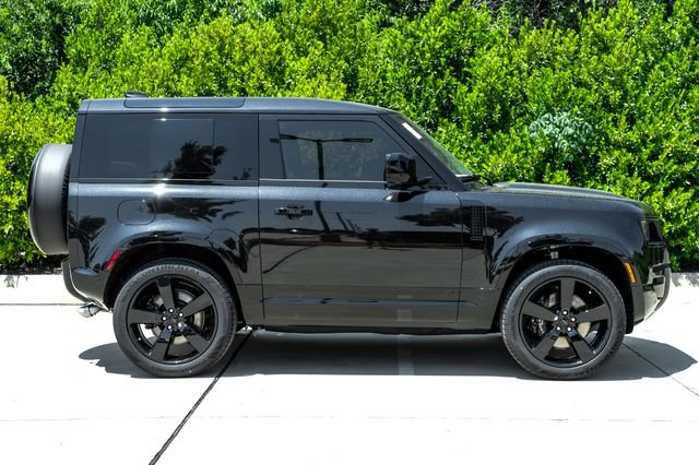 New 2026 Santorini Black Metallic Land Rover V8 image 10