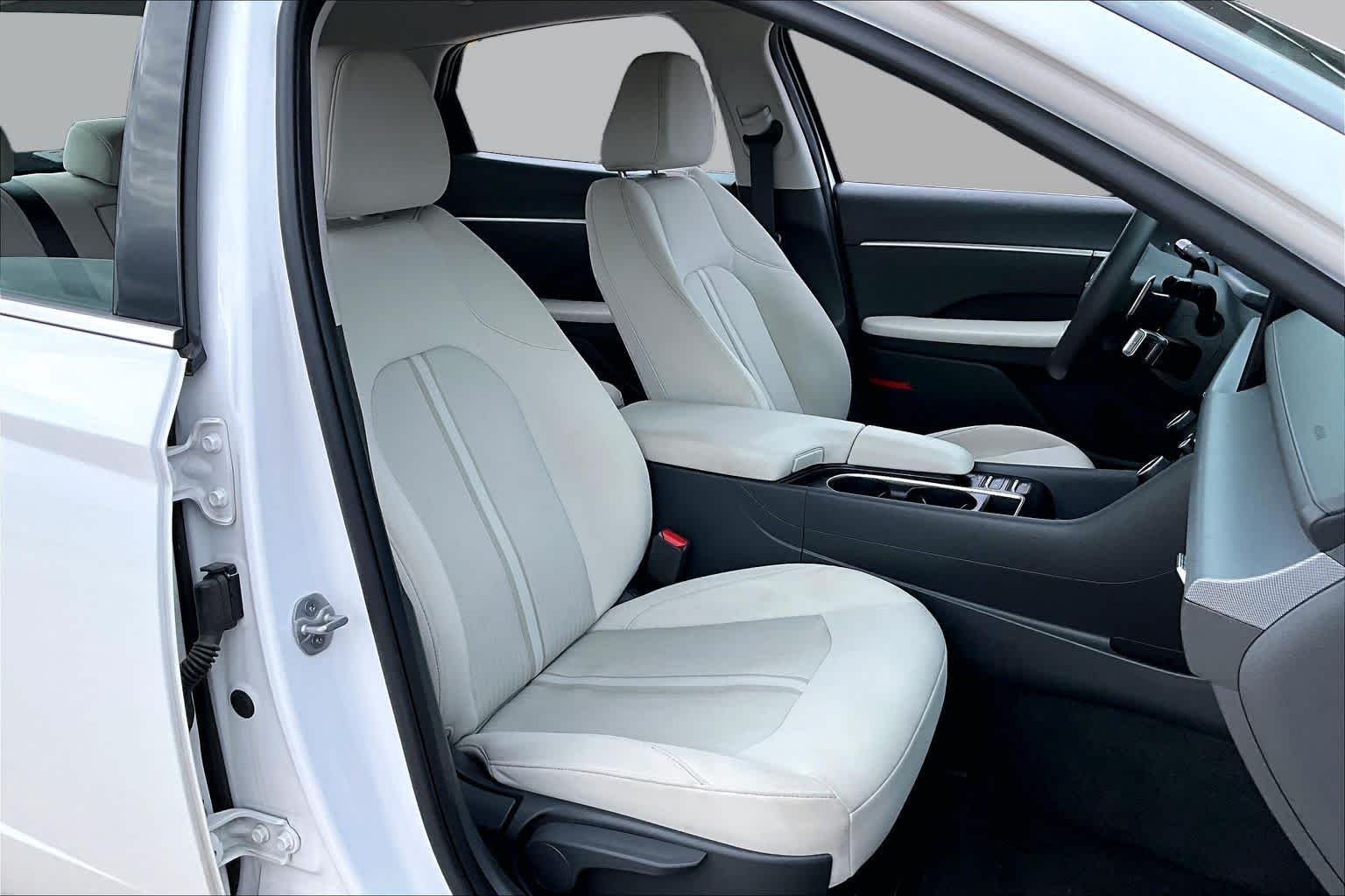 Used 2025 Serenity White Hyundai SEL image 9