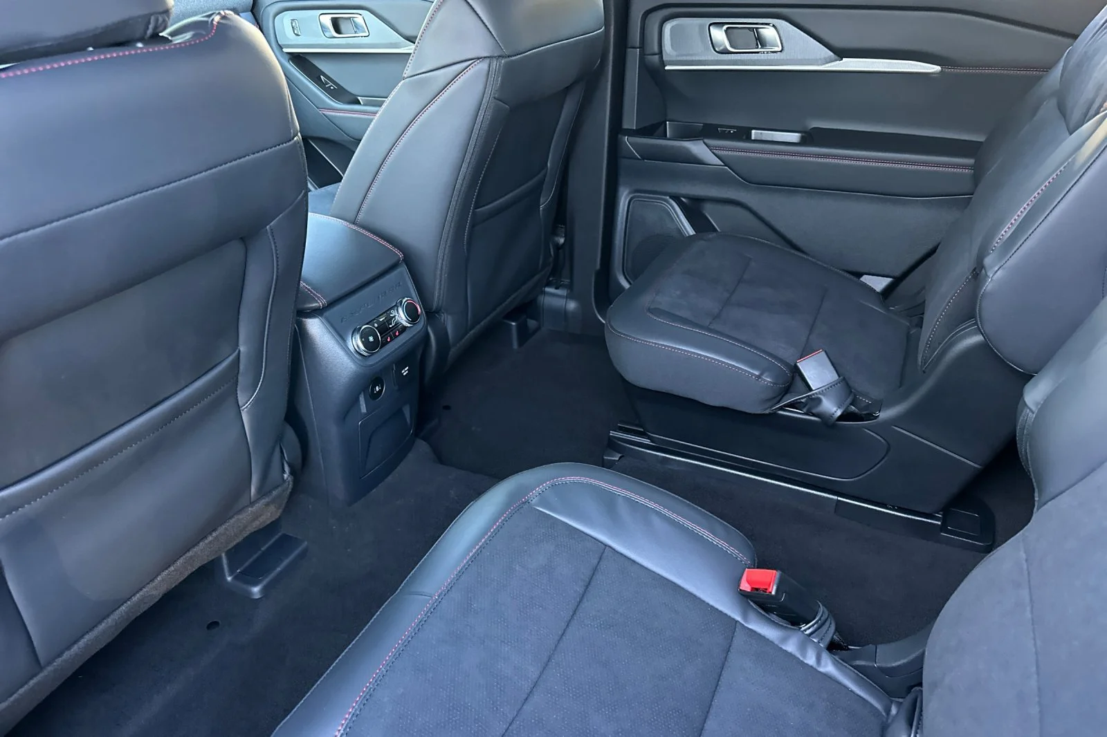 2026 Ford Explorer ST - Photo 11
