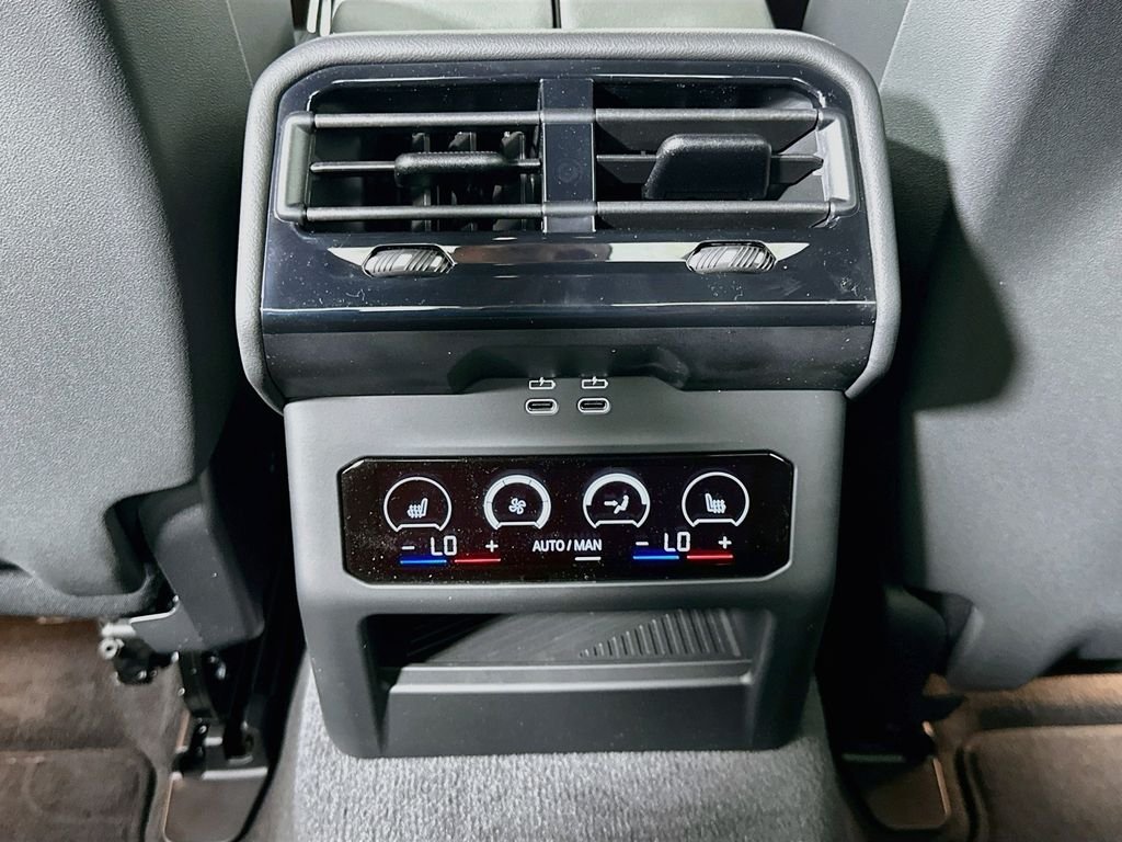 New 2027 Black Sapphire Metallic BMW 540i xDrive image 18