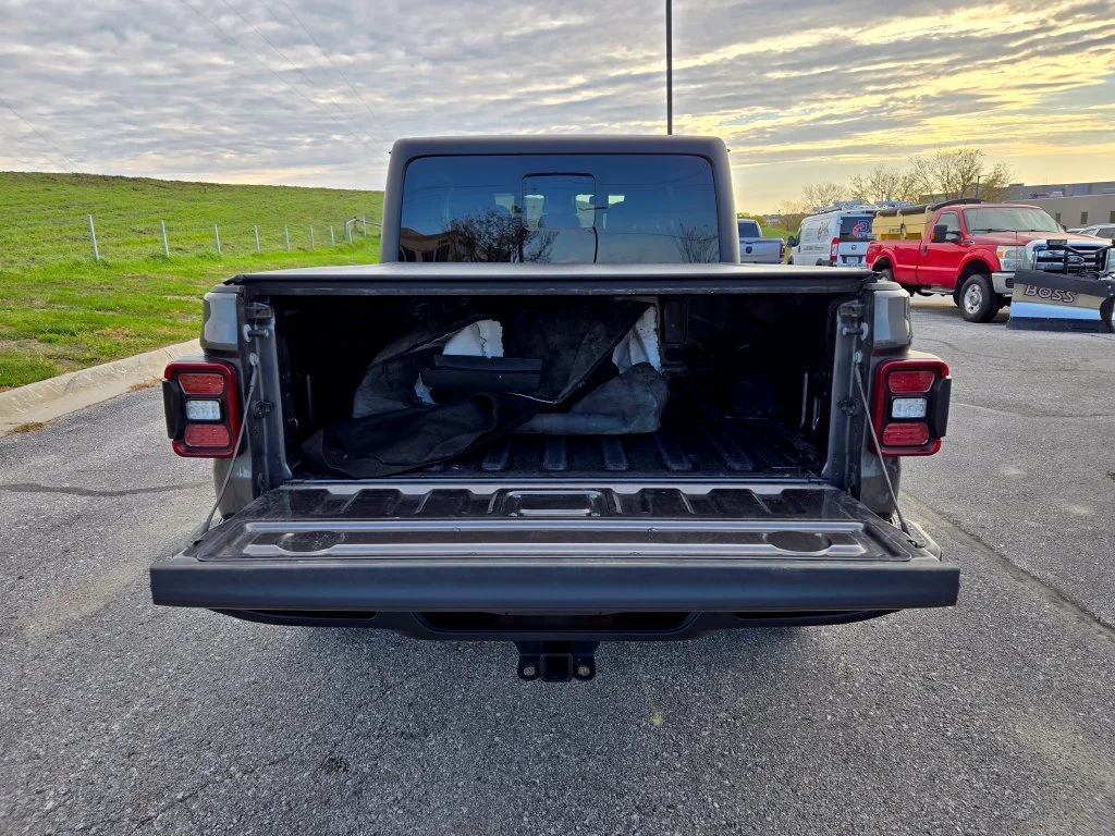 Used 2024 Gray Jeep Mojave image 27