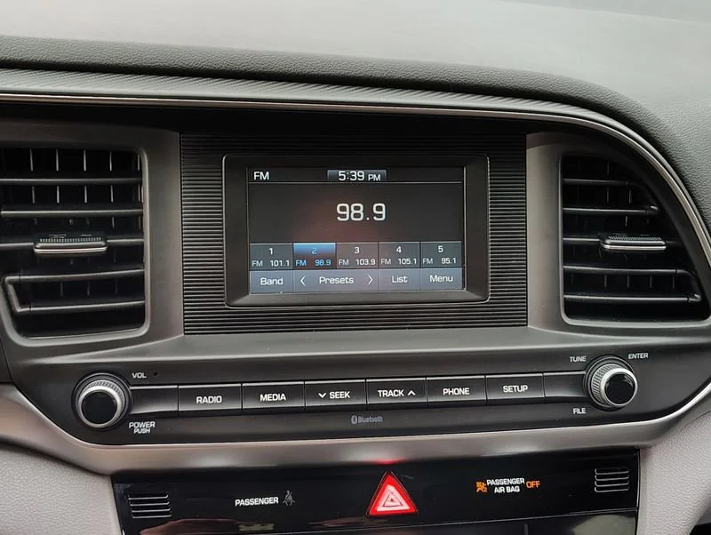 Used 2020 Red Hyundai SE image 27