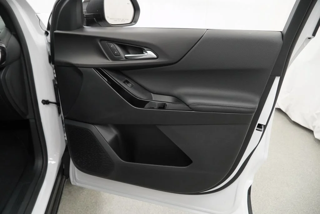 New 2027 Summit White Chevrolet LT image 27